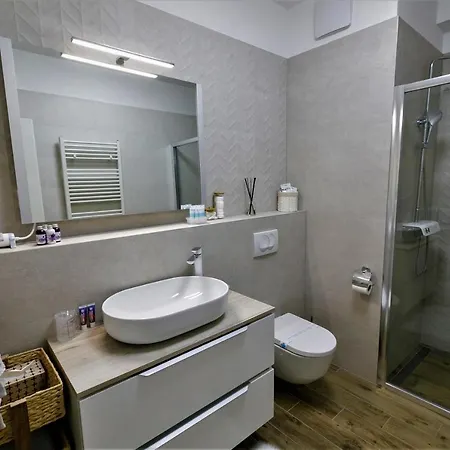 Luxury 4seasons With Garage Split