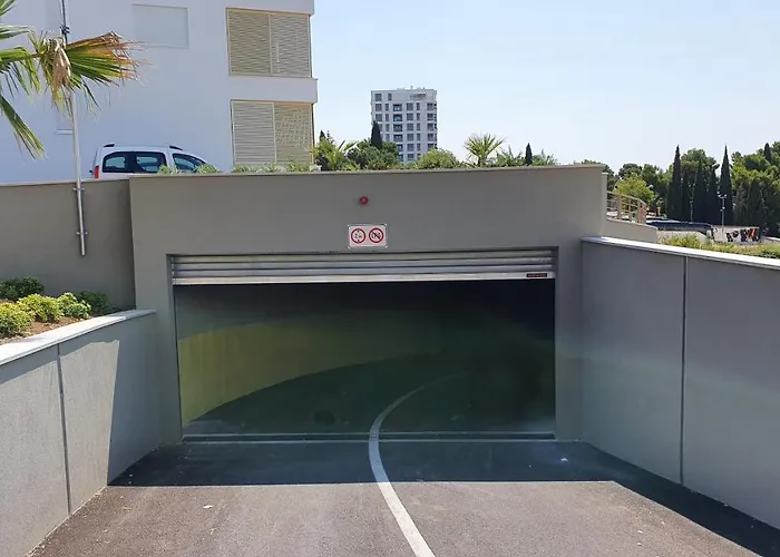 Luxury 4seasons With Garage شقة *